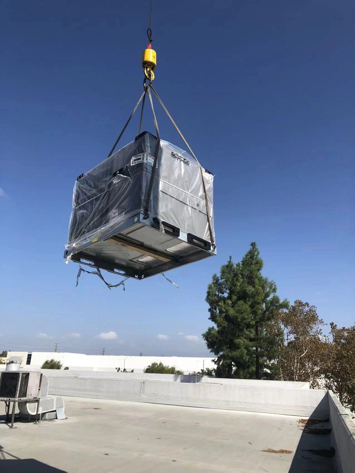 Rooftop 4-ton commercial heat pump unit on a commercial building